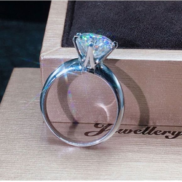 18k White Gold Ring w/ 2.0ct Natural Zircon - Picture 10 of 15